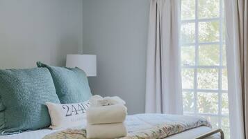 3 bedrooms, iron/ironing board, WiFi (free), bed sheets