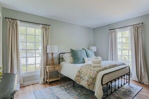 3 slaapkamers, een strijkplank/strijkijzer, gratis wifi, beddengoed