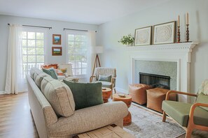 Una televisión, un futbolín