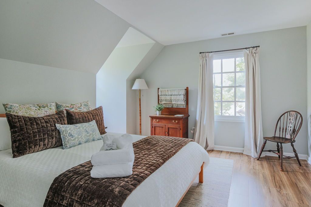 3 bedrooms, iron/ironing board, WiFi (free), bed sheets