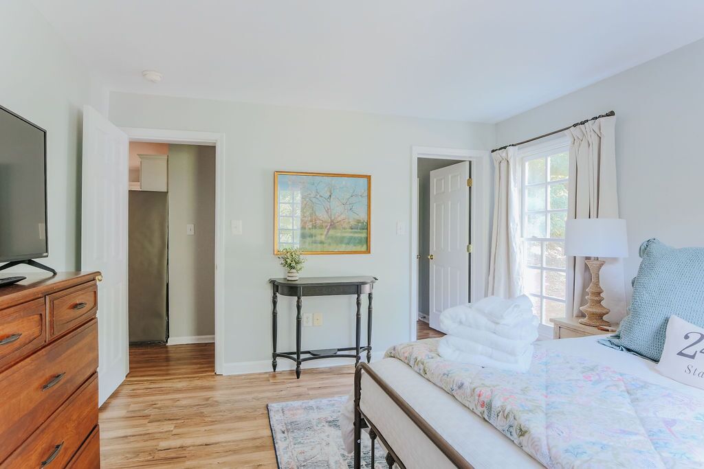 3 bedrooms, iron/ironing board, WiFi (free), bed sheets