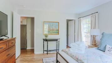3 bedrooms, iron/ironing board, WiFi (free), bed sheets