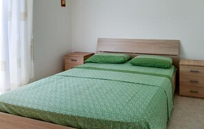 2 bedrooms, iron/ironing board, free WiFi