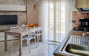 Réfrigérateur, plaque de cuisson, cafetière/bouilloire