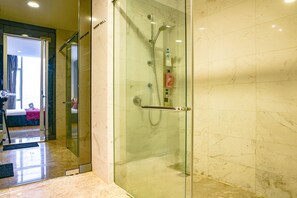 تجهيزات دش، مجففات شعر، مناشف، صابون