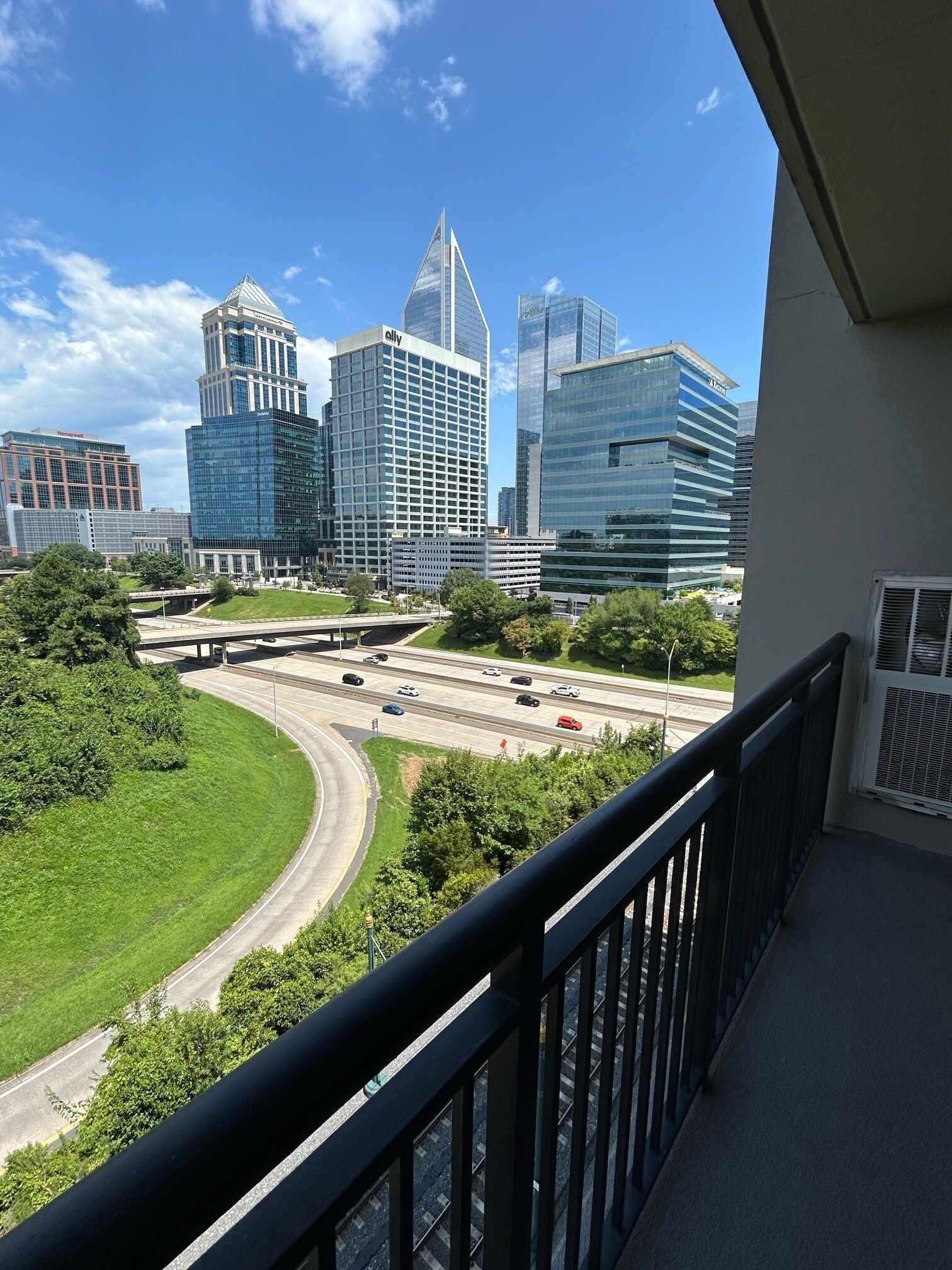 Charming 2-bedroom Apartment in Uptown Charlotte, Minutes to BOA Stadium