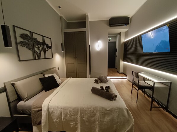 Design tweepersoonskamer, 1 queensize bed, niet-roken, uitzicht op de stad | Donsdekens, individueel gedecoreerd, een bureau, een laptopwerkplek