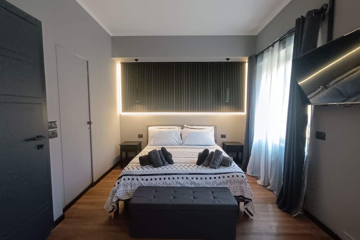 Design Double Room, 1 Queen Bed, Non Smoking | Down comforters, individually decorated, desk, laptop workspace