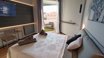 Luxury-Doppelzimmer, 1 Queen-Bett, Nichtraucher, Stadtblick | Daunenbettdecken, individuell dekoriert, Schreibtisch