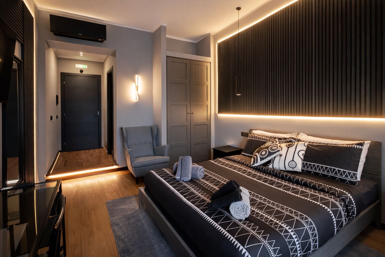 Habitación doble superior, 1 cama Queen size, para no fumadores, vista a la ciudad | Edredón, decoración personalizada y escritorio 