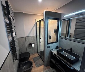 Dusche, kostenlose Toilettenartikel, Haartrockner, Hausschuhe