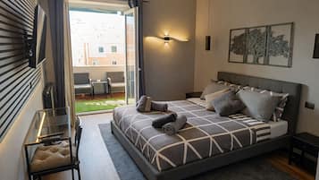 Doppia Romantica, 1 letto queen, non fumatori, vista città | Copriletto in piuma, con stile personalizzato, una scrivania