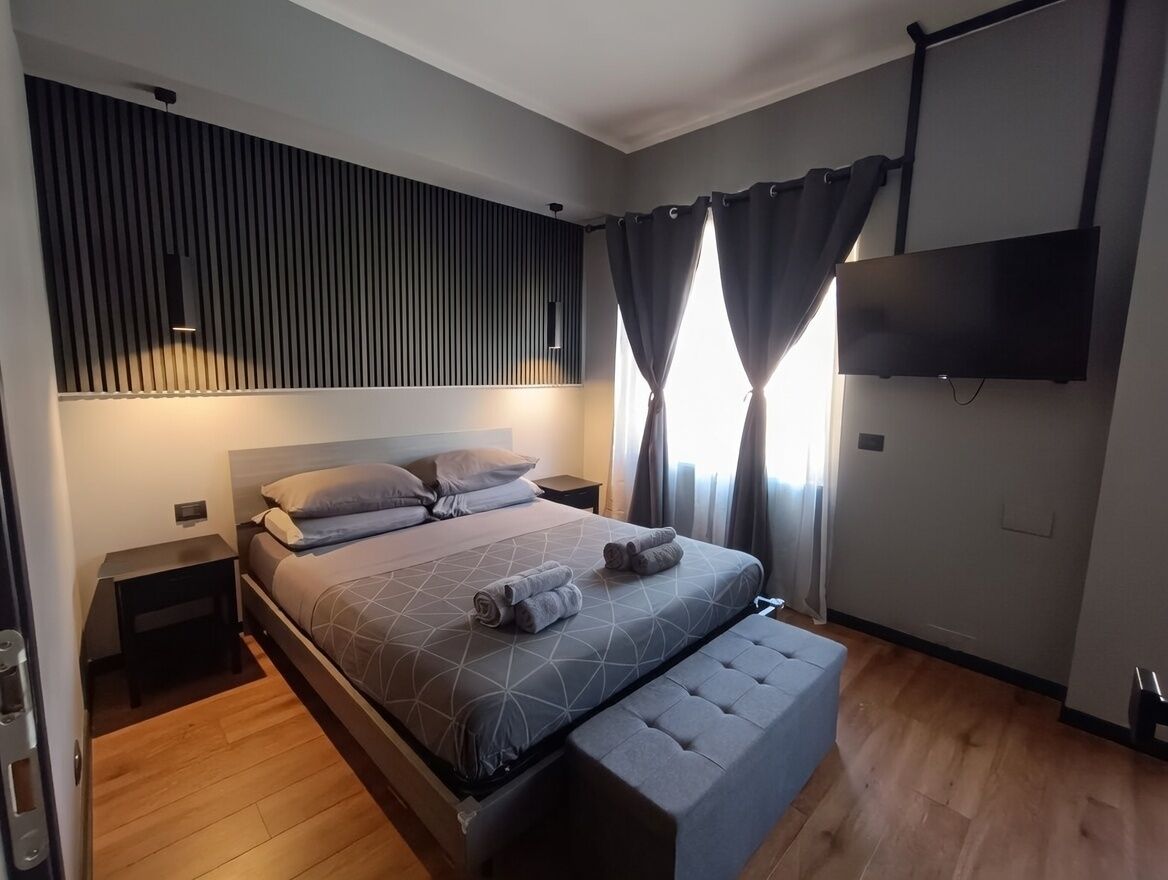 Comfort Double Room, 1 Queen Bed, Non Smoking | Down comforters, individually decorated, desk, laptop workspace