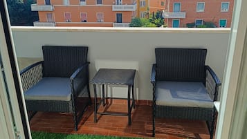 Romantisches Doppelzimmer, 1 Queen-Bett, Nichtraucher, Stadtblick | Daunenbettdecken, individuell dekoriert, Schreibtisch