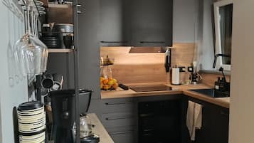 Full-sized fridge, microwave, oven, stovetop