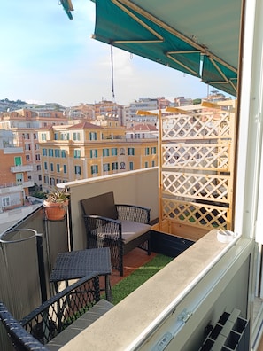 Habitación doble superior, 1 cama de matrimonio, no fumadores, vistas a la ciudad | Edredones de plumas, mobiliario individual, escritorio