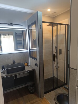 Shower, free toiletries, hair dryer, slippers - Trastevere Noir (Rome)