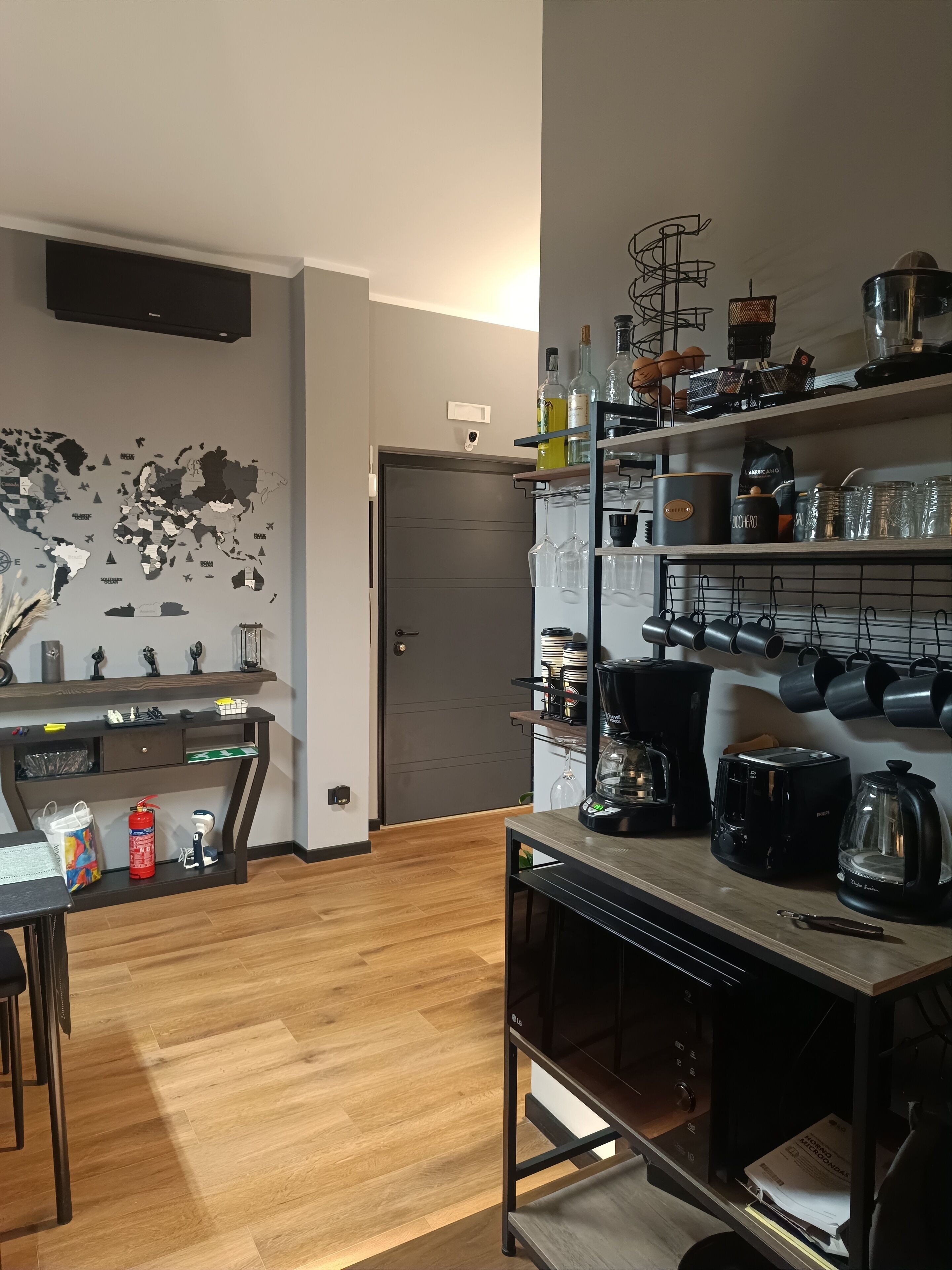 Full-sized fridge, microwave, oven, stovetop