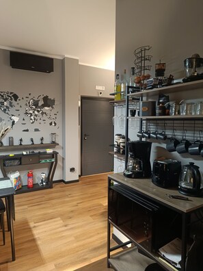 Kjøleskap, mikrobølgeovn, ovn og kokeplater