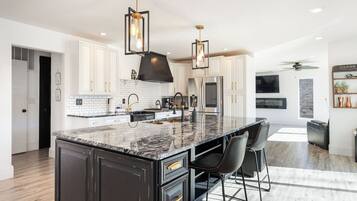 ثلاجة، ميكروويف، فرن، موقد طهي مسطح