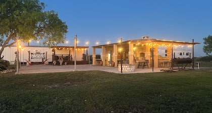 Charming Ranch Retreat: Cozy 2-Bedroom Sleeps 9!