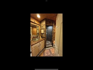 Douche, séchoir à cheveux, serviettes fournies, savon