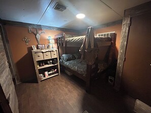 2 عدّة غرف نوم وواي فاي مجانًا وملاءات أسرّة