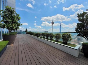 Terrace/patio - Spacious 8-bedroom apartment in delightful Kuala Lumpur with WiFi (Kuala Lumpur)