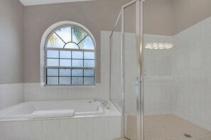 Ducha, bañera de hidromasaje, secador de pelo, toallas