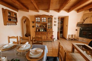 Dining - Country House 'El Cañico' with Mountain View, Private Terrace and Wi-Fi (Otero de Bodas)