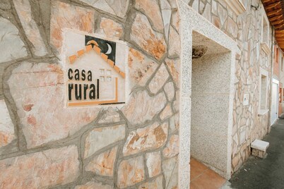 Casa rural 'El Cañico' con vistas a la montaña, terraza privada y Wi-Fi