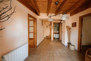 Interior - Country House 'El Cañico' with Mountain View, Private Terrace and Wi-Fi (Otero de Bodas)