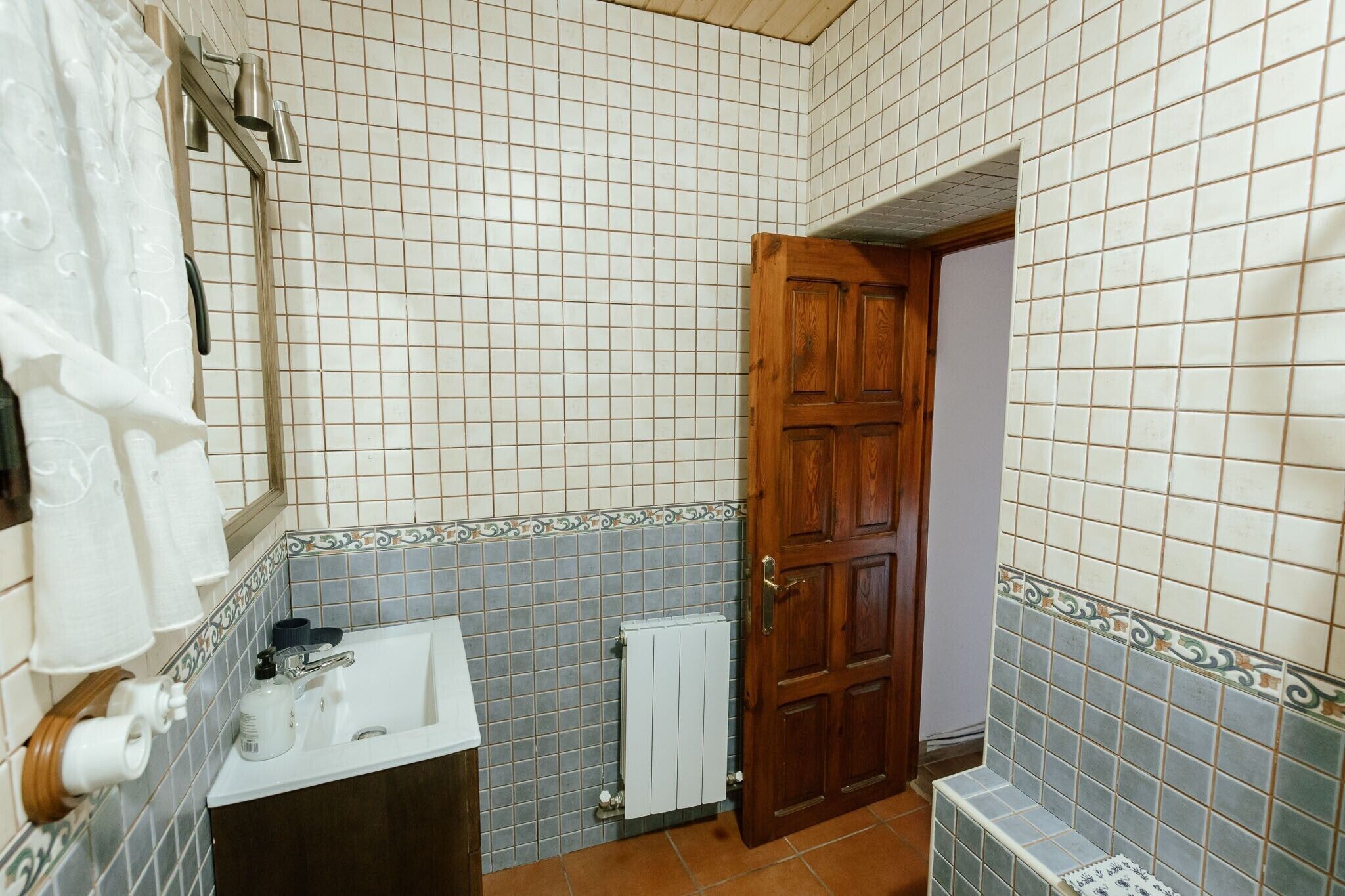 Un bagno con lavandino, WC e doccia.
