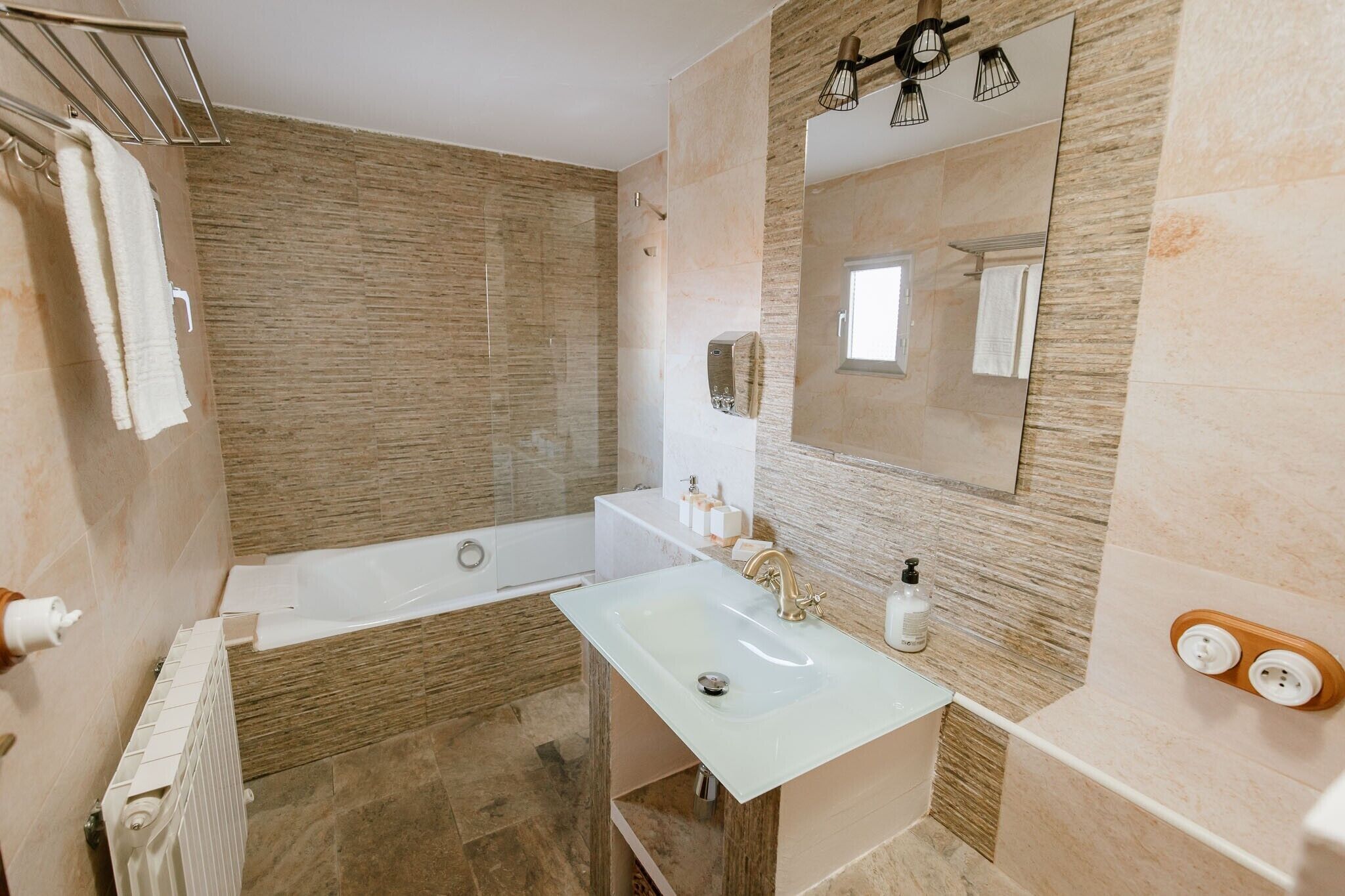 Bruser, hårtørrer, håndklæder