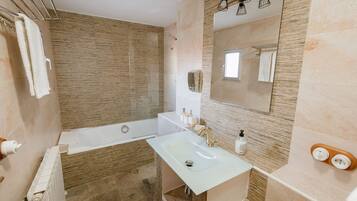 Bruser, hårtørrer, håndklæder