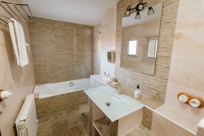 Dusj, hårføner og håndklær