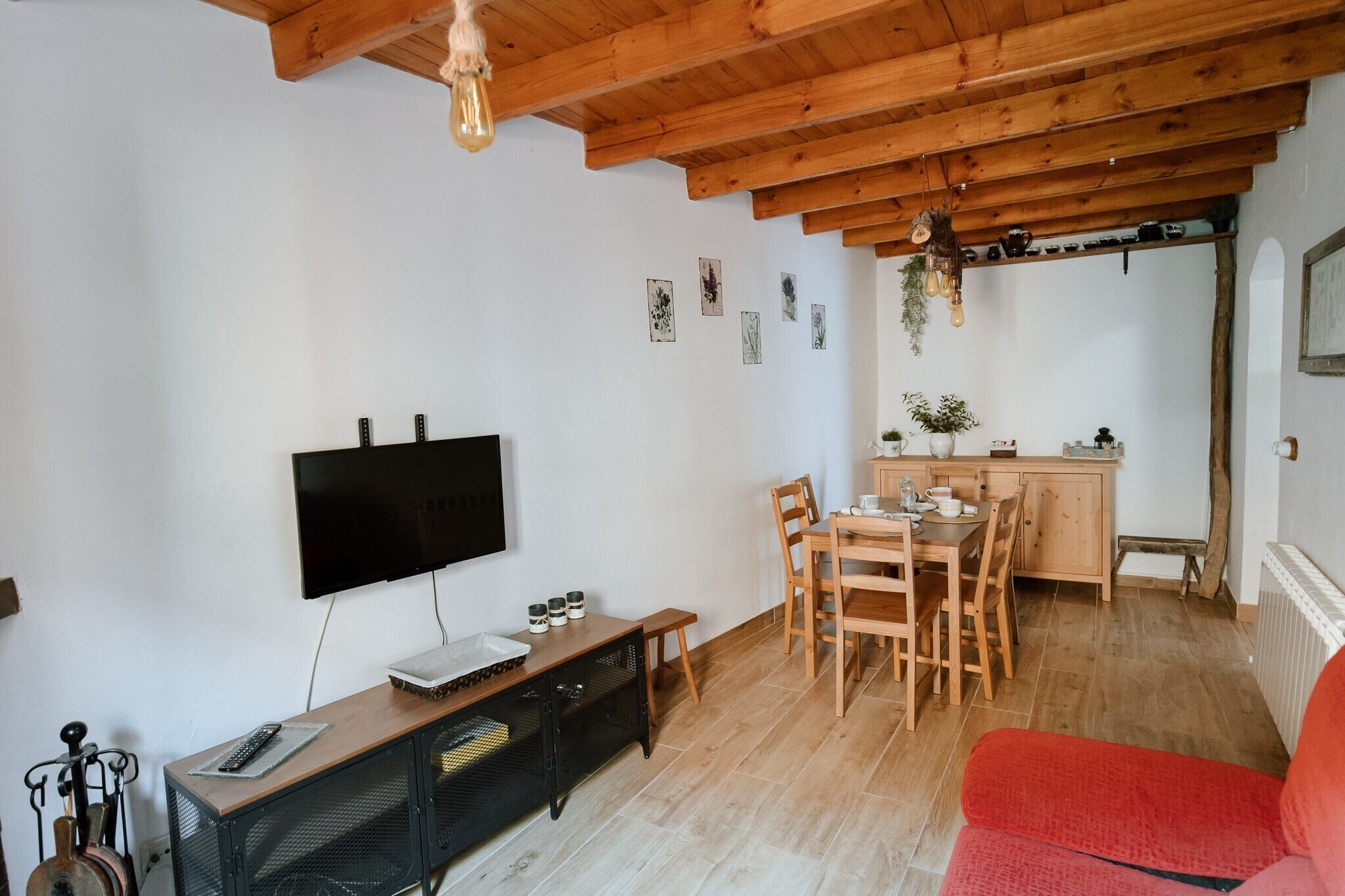 Una televisión, una chimenea