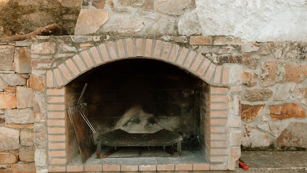 Eine Steinsäule mit Kamin aus Ziegeln.