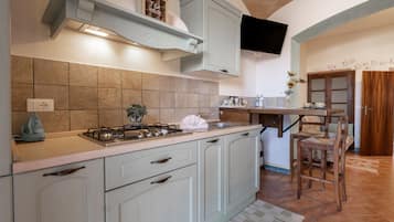 Refrigerador, microondas, placa de cocina, cafetera/tetera