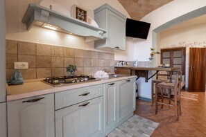 Refrigerador, microondas, placa de cocina, cafetera/tetera