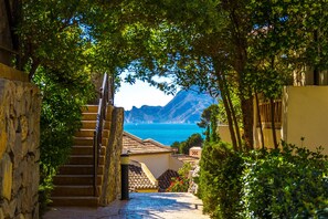 A stone staircase leading to a building with a view of the sea and mountains. - 'Gadea 11-2' Apartment with Sea Views, Wi-Fi, and Air Conditioning (Altea)