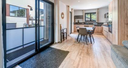 Apartment 'Aux Pieds Des Pistes - Appt A' with Mountain View, Wi-Fi and Air Conditioning