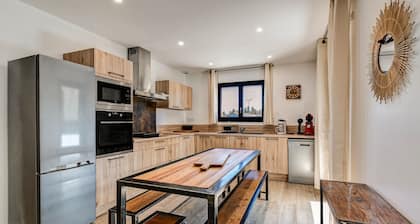 Apartment 'Aux Pieds Des Pistes - Appt B' with Mountain View, Wi-Fi and Air Conditioning