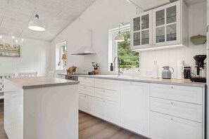 Fridge, oven, stovetop, dishwasher - Lovely summer house close to Stillinge Beach. (Slagelse)