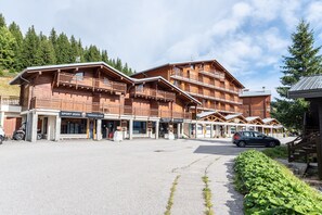 Exterior - Apartment 'Appartement 10' with Mountain View and Balcony (Hauteluce)