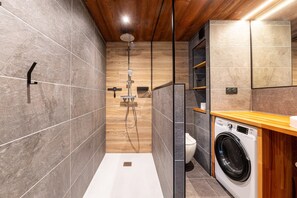 Ducha, secador de pelo, toallas