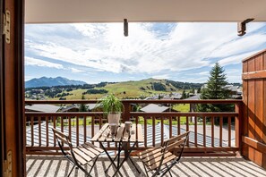 Outdoor dining - Apartment 'Appartement 10' with Mountain View and Balcony (Hauteluce)