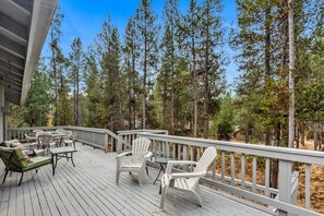 Terrace/patio - "Hart Is Where The Home Is"--Sunriver Getaway--Close to Mount Bachelor (Bend)