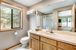Shower, hair dryer, shampoo - Vacation Home in Sunriver-Close to Mount Bachelor (Bend)