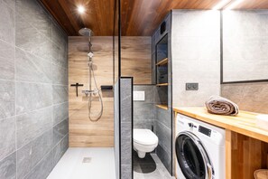 Een douche, een haardroger, handdoeken